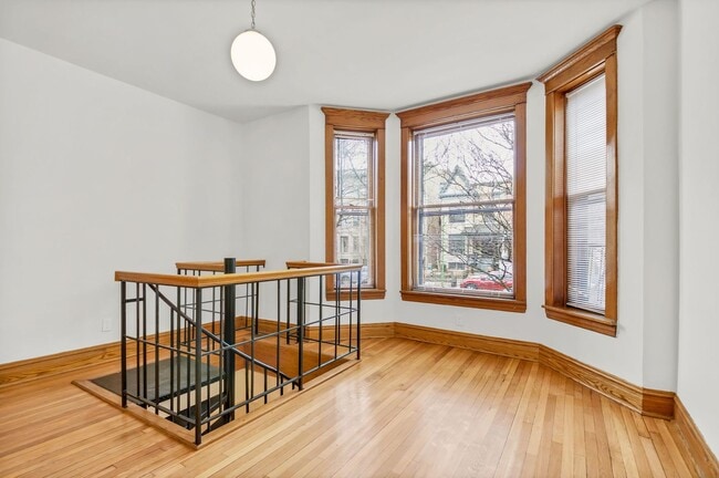 Building Photo - 1415 W Belle Plaine Ave