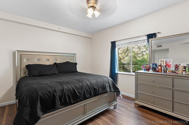 Foto del edificio - 1165 Golden Lakes Blvd
