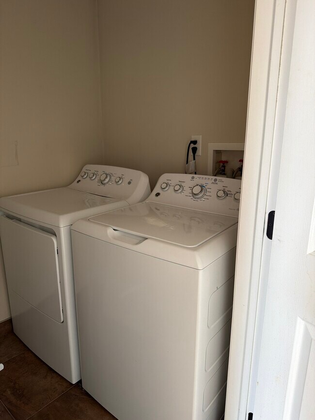 Foto del edificio - 623 Magnolia Ave