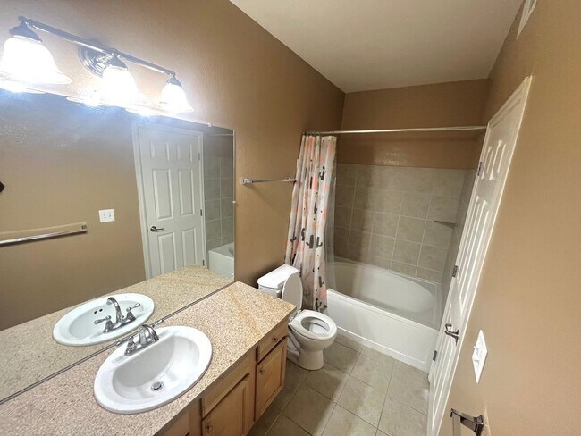Foto del edificio - Charming 2BR Condo in Erie