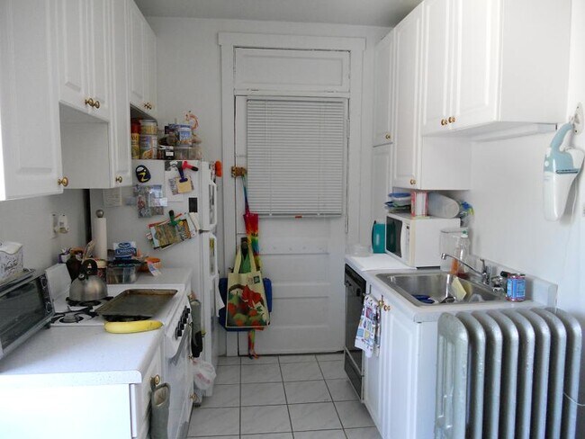 Building Photo - 654 W Oakdale Ave