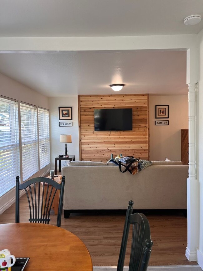 Building Photo - Bradley Short Term Rental