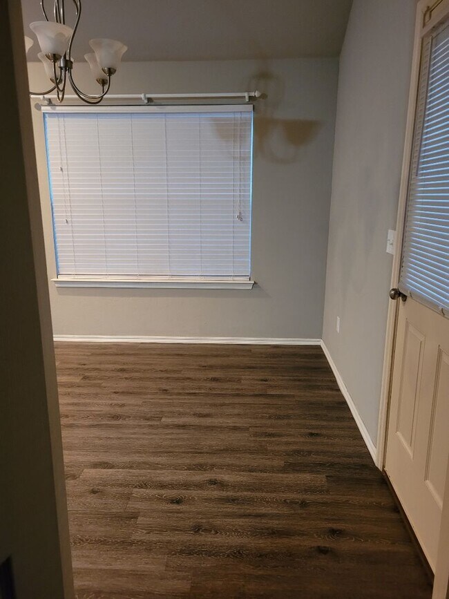 Building Photo - Beautiful Home With Move In Special!!!!