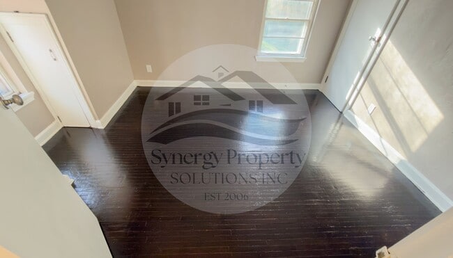 Building Photo - Large Home with In Law Suite