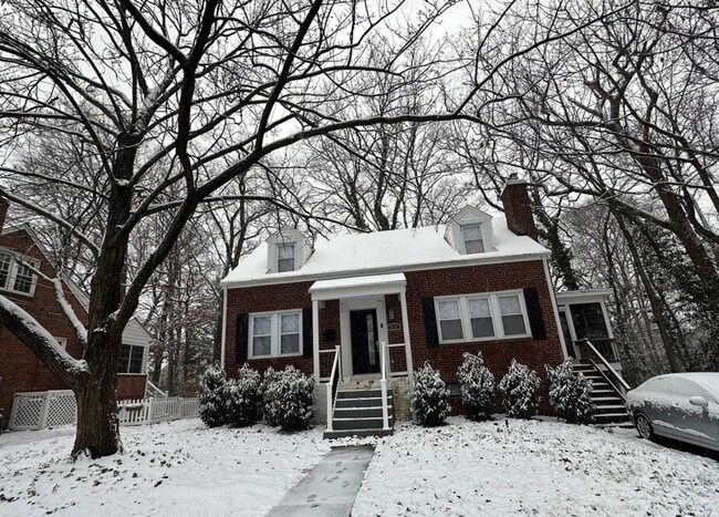 Building Photo - 2136 N Troy St
