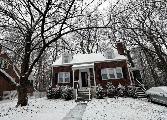 Foto del edificio - 2136 N Troy St