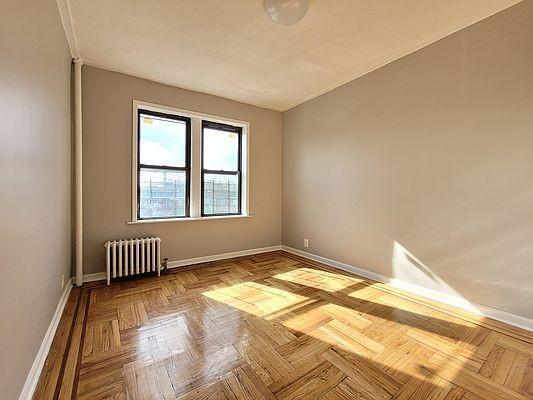 Foto del edificio - 3 bedroom in BRONX NY 10473