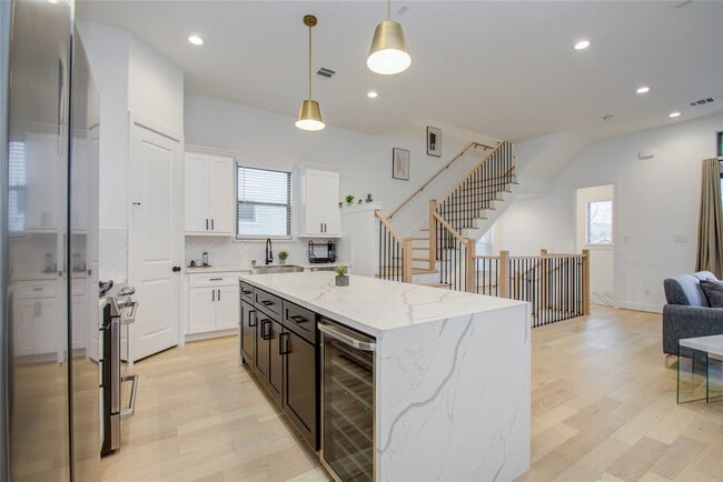 Building Photo - 2315 Sherwin St