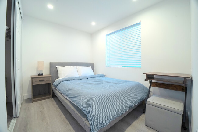 Foto del edificio - 8307 1/2 Kittyhawk Ave