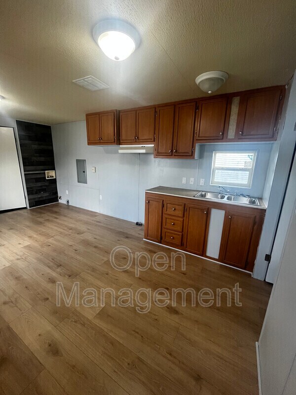 Foto del edificio - 7534 US-60