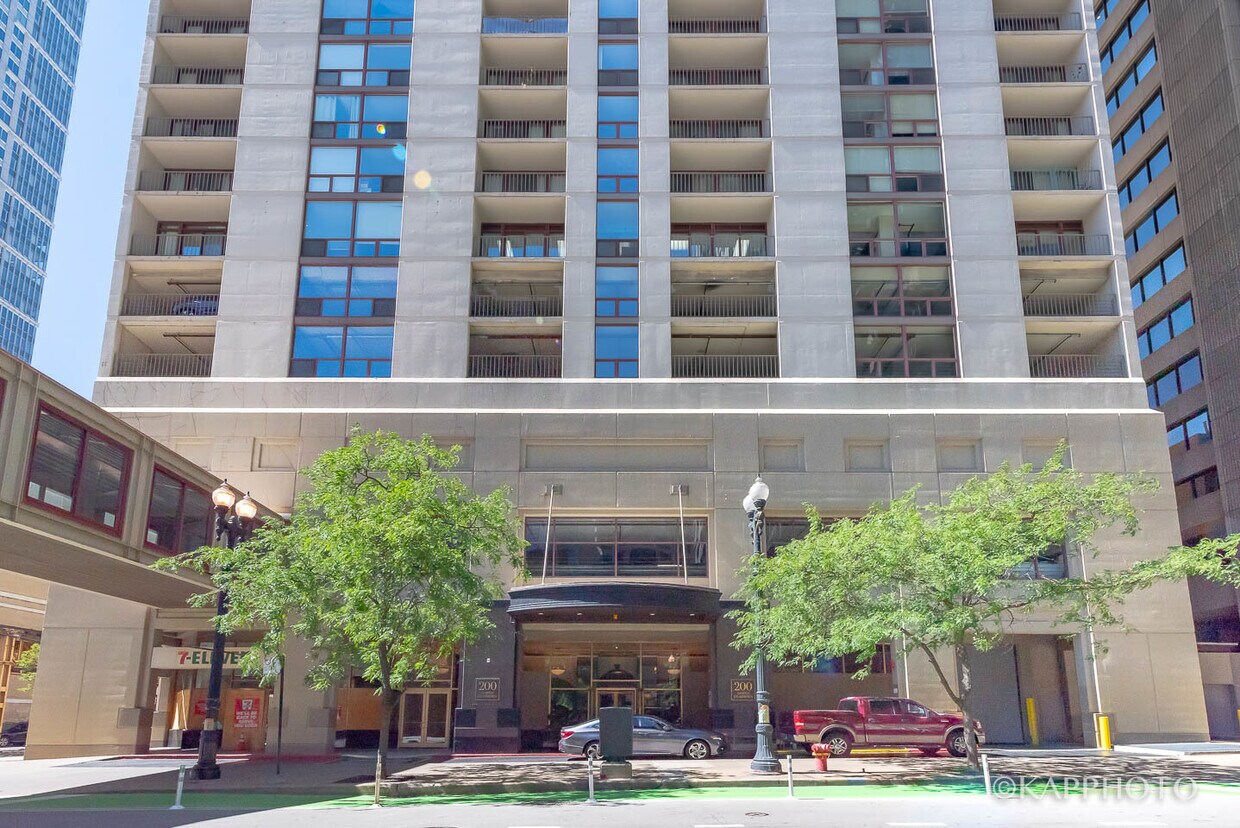 Foto principal - 200 N Dearborn St