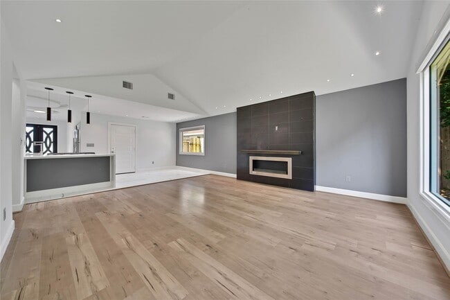 Building Photo - 2206 Saxon Dr