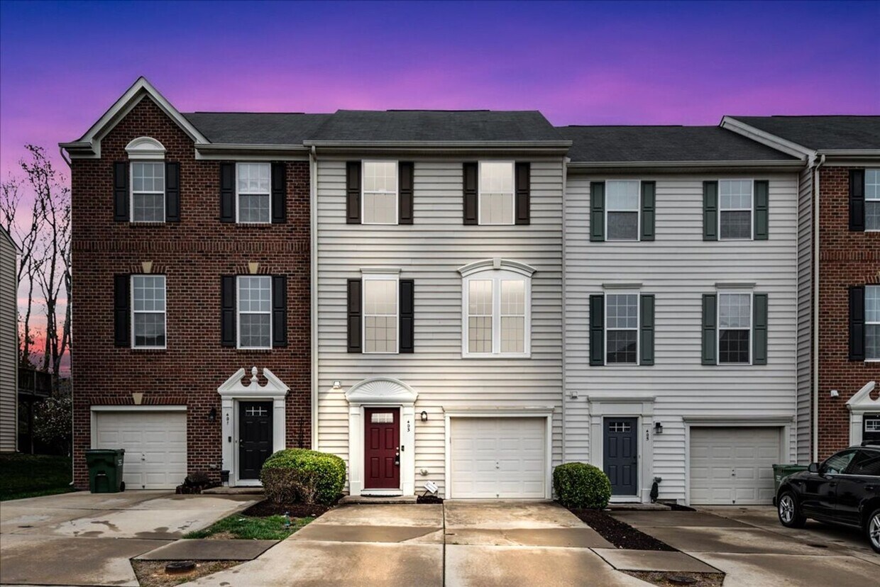 Foto principal - Charming 3-Level Townhome
