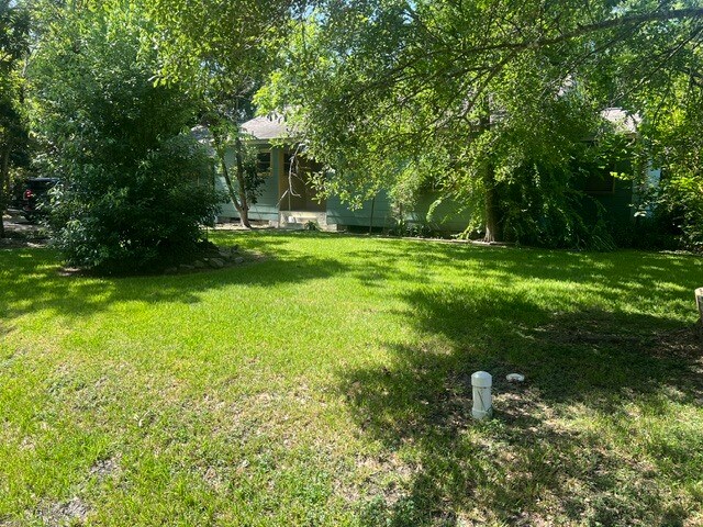 Building Photo - 1910 Oaklawn Dr