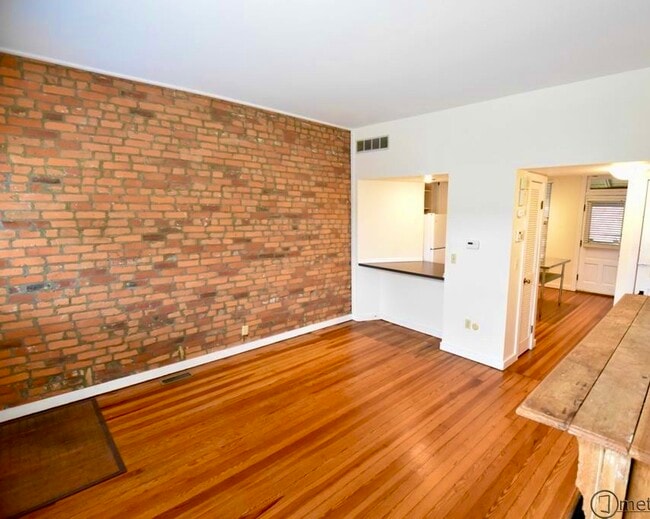 Building Photo - 118 E Frankfort St