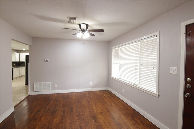 Foto del edificio - 7941 Longridge Dr