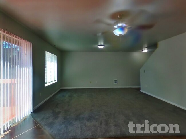 Building Photo - 1924 Kelowna Place Southest