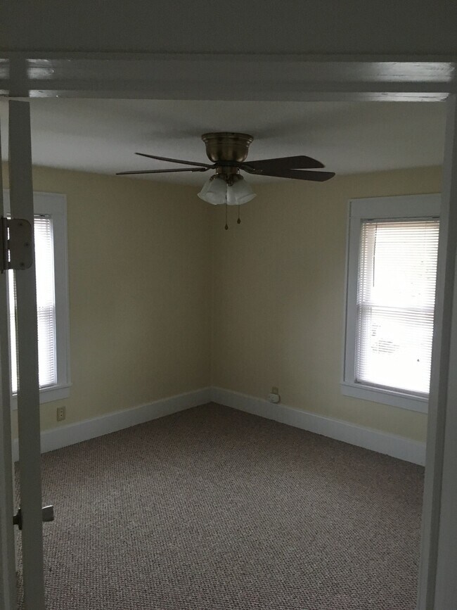 Building Photo - 913 Dudley Ave,