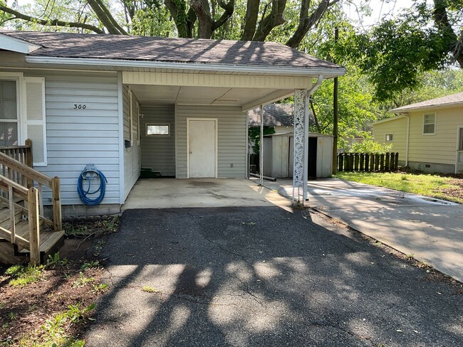 Building Photo - Cute 2 bedroom 1 bath home