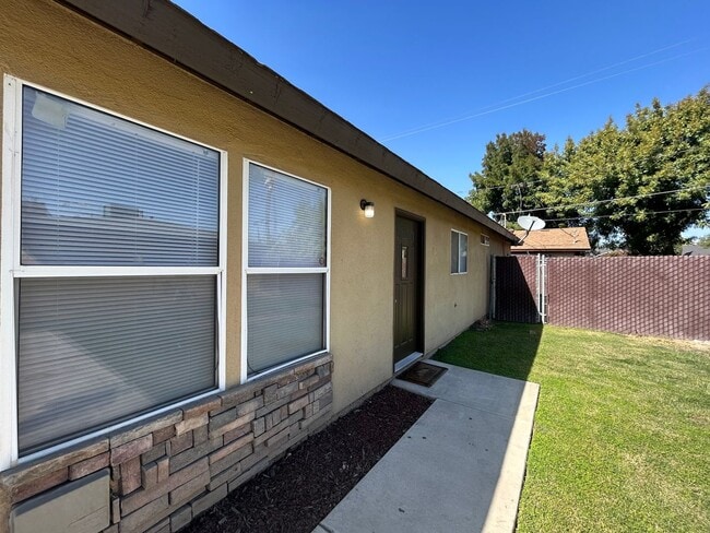 Building Photo - 1748-1750 Garden