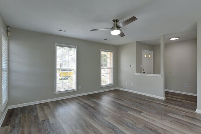 Building Photo - Beautiful 2 bed 2.5 bath Condo. Move-in Re...