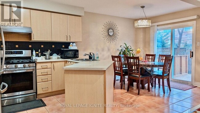 Building Photo - 5952 Chalfont Crescent