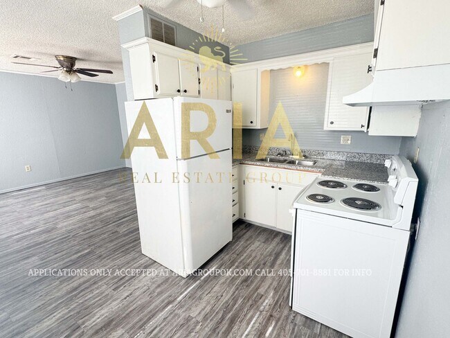 Foto del edificio - 2 Bed/1 Bath Tri-plex Home in Noble - AVAI...