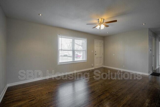 Building Photo - 1214 N Vista Dr