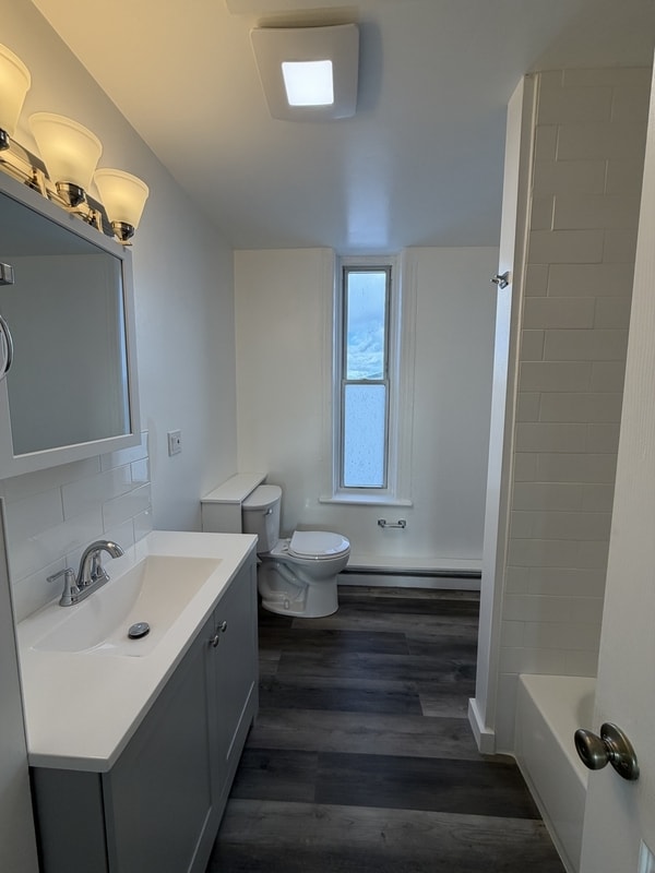 Building Photo - 241 Saratoga St