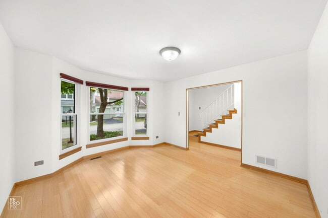 Building Photo - 1555 N Gatewood Ave