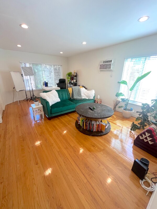 Foto del edificio - 1415 N Harper Ave