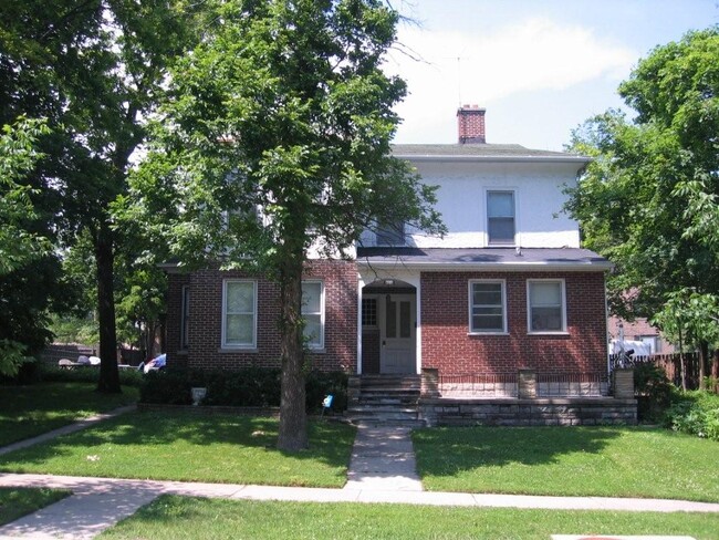 Building Photo - 611 Mulberry Pl