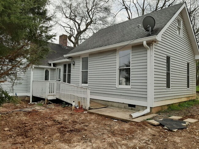 Building Photo - 104 N Cedar St
