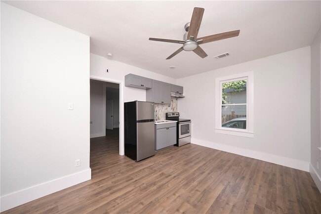 Building Photo - 206 W 45th St