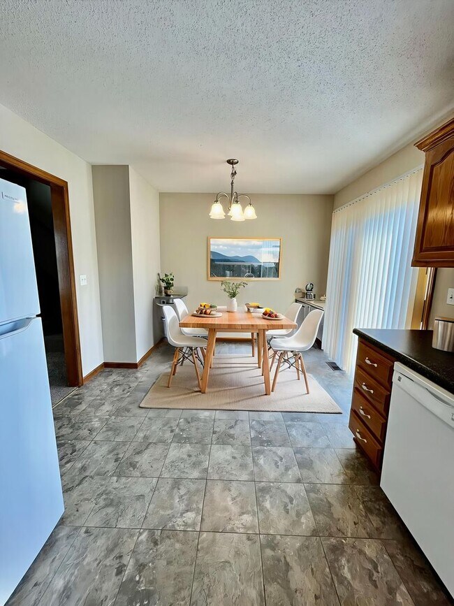 Building Photo - Remington Village Townhome in Raymore with unfinished basement!