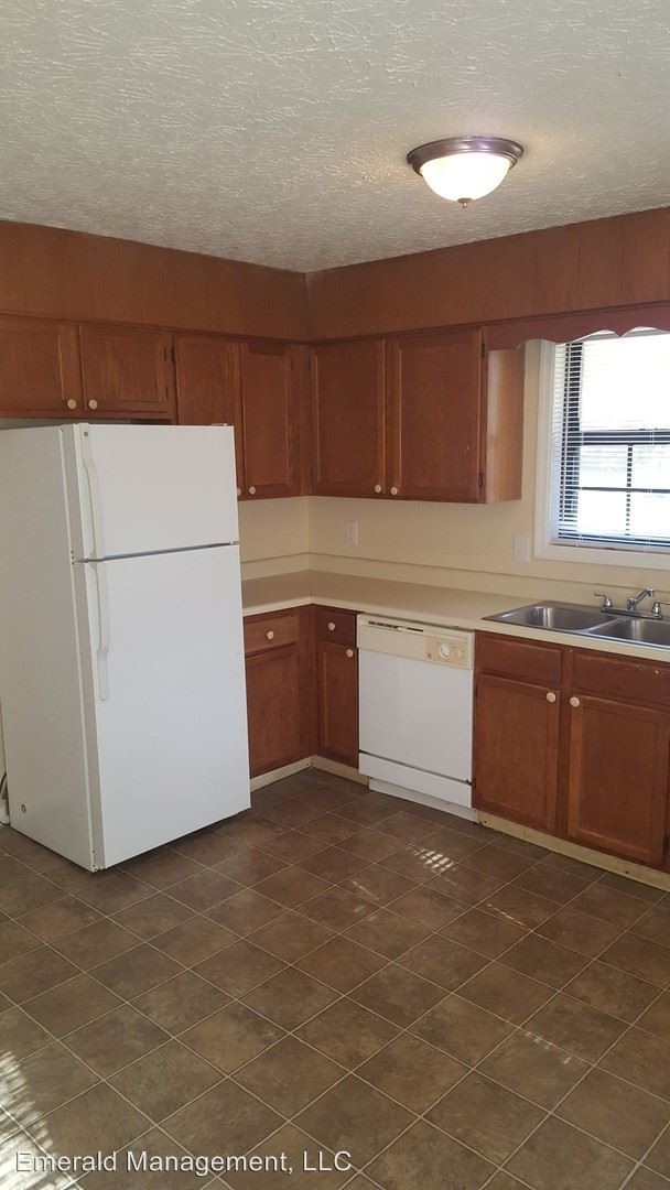 Building Photo - 120 Forest Pl
