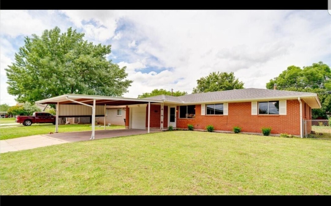 Foto principal - Completely Remodeled 3 bedroom with 2 huge...