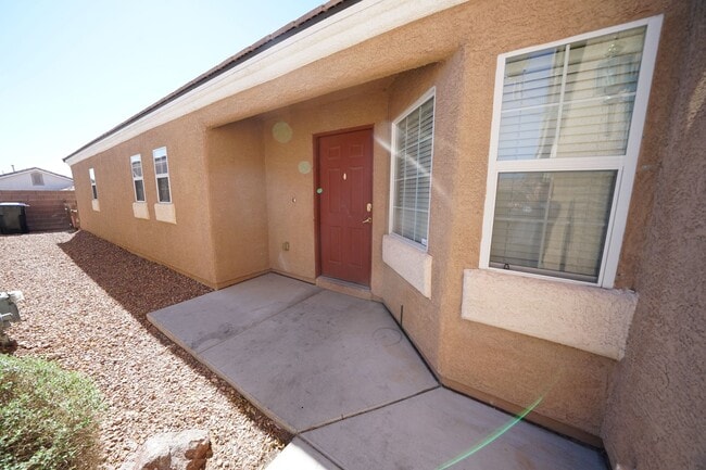 Building Photo - SHOWINGS AVAILABLE NOW