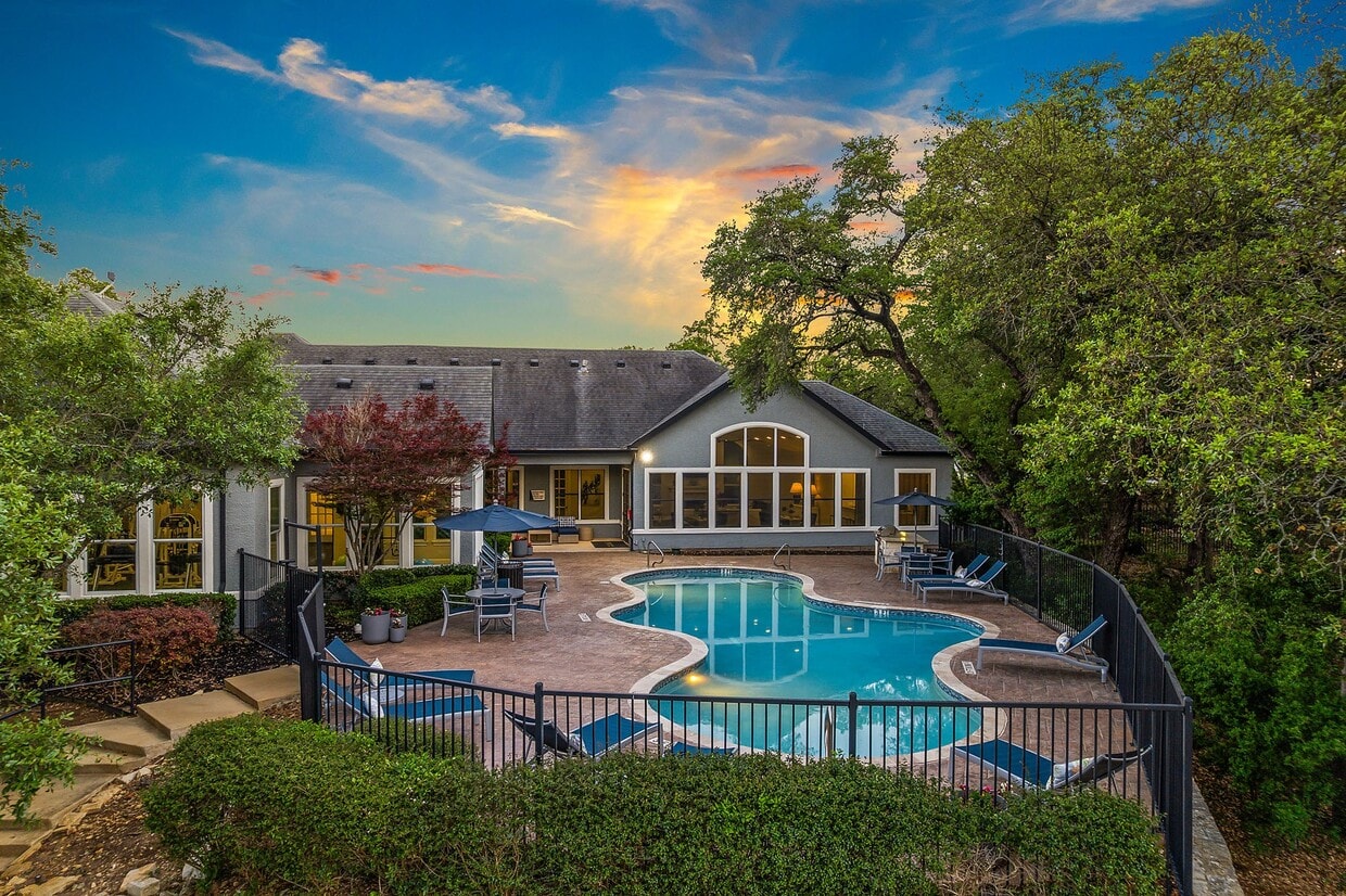 Resort style clubhouse and pool. - Marquis at TPC