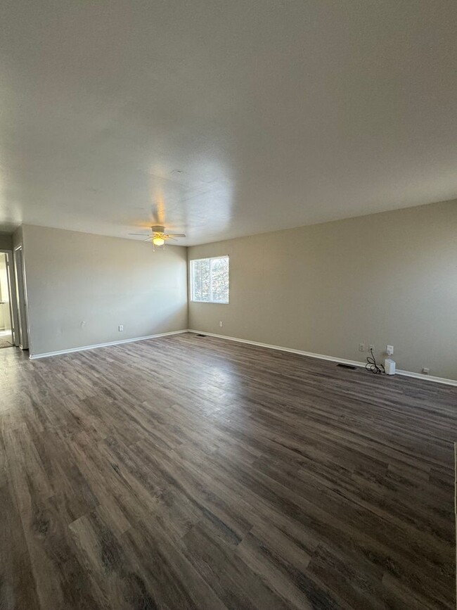Foto del edificio - Newly renovated 2 Bedroom first floor apar...