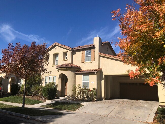 Building Photo - 4 bed 2.5 bath Home with brand new floorin...