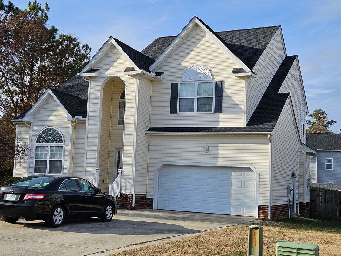 Foto principal - Beautiful Two-Story 4BR/2.5BA Home - Chest...