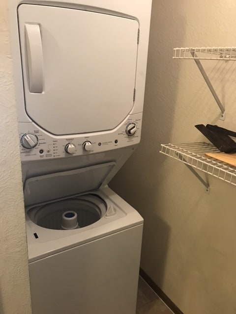 Foto del edificio - Bright and spacious two Bedroom one Bath, big deck, great location! (34th)