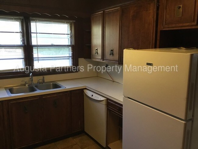Building Photo - 588 Mims St