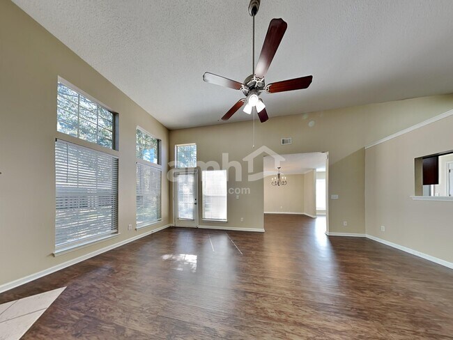 Building Photo - 10 Platinum Ct