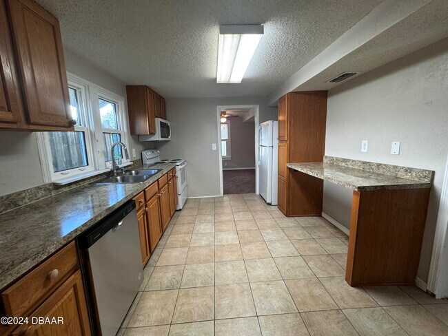 Foto del edificio - 1304 Holly Ave