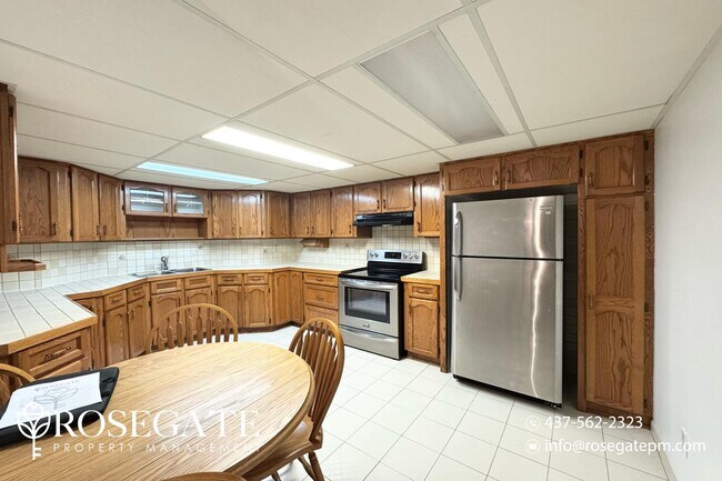 Photo du bâtiment - Renovated 2-Bedroom Lower Unit | 900 Sq Ft...