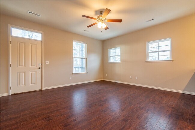 Foto del edificio - 424 E 7th St