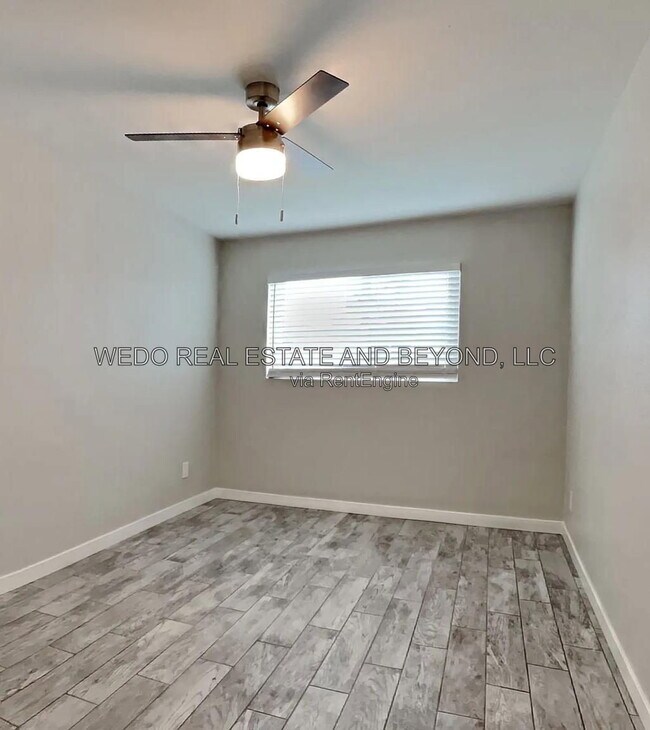 Building Photo - 1302 E Vista Ave
