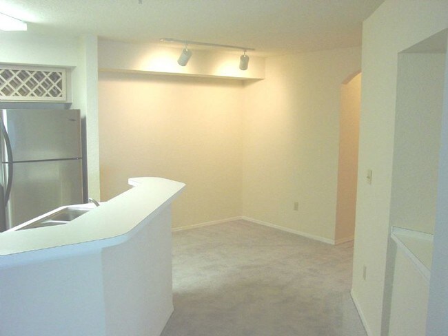 Building Photo - 820 Camargo Way